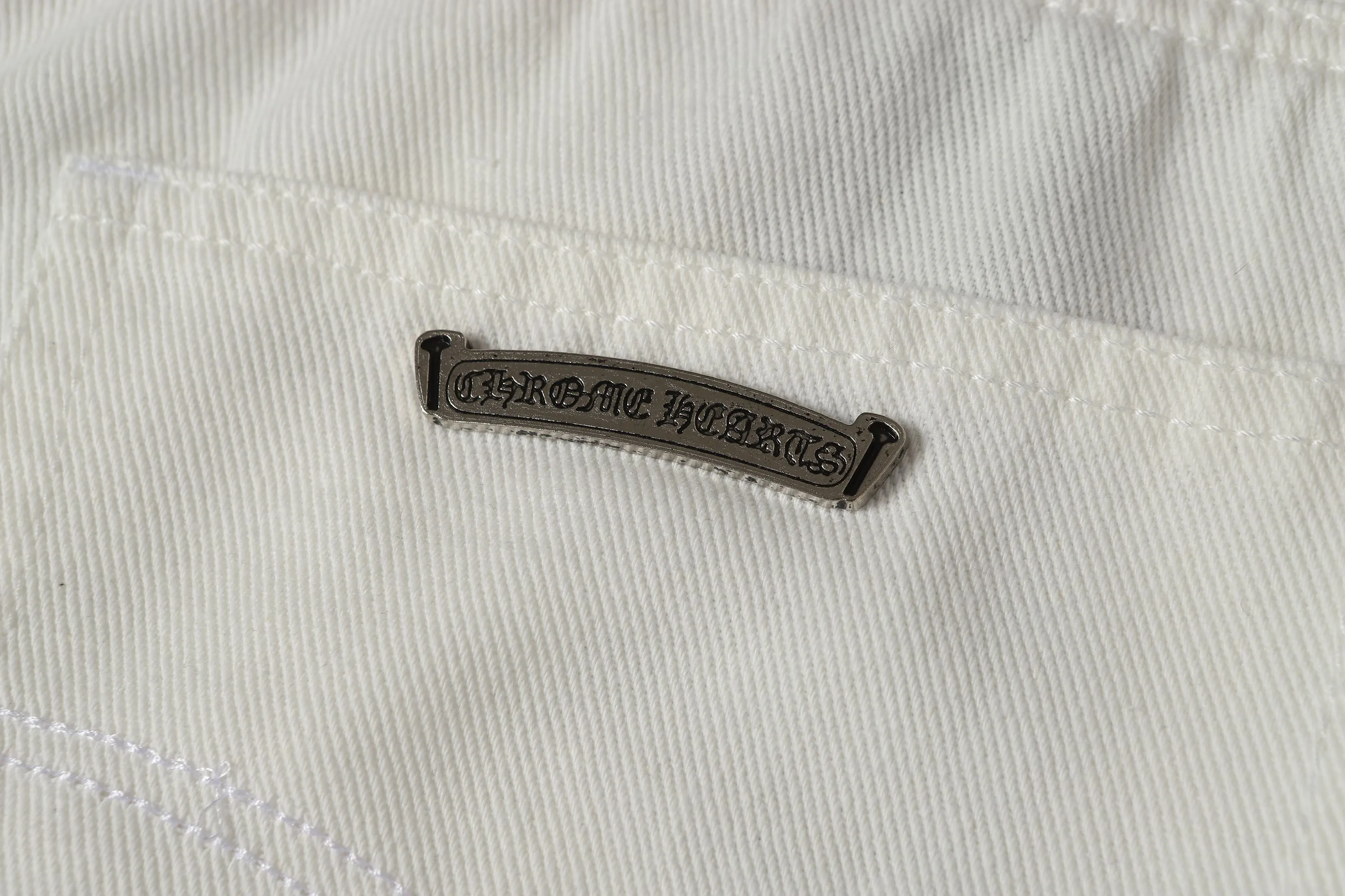 P256 Actual photo [High quality] Code: LH666 Color: Picture color Size: S to XXXL - Chrome Hearts/Chrome Hearts Classic white cow series colored leather cross washed color cloth unisex denim trousers - Vibe style straight stacked god-level version - Carbon fine bias denim color cloth - Old vintage complete set of hardware - Chrome Hearts White cow series The high version uses high-ounce custom fabrics, enzyme washing and soft color fixation It is soft and thick to wear. The details are all made by hand-polished craftsmanship. All-over jacquard fabrics. Unique design style. Multiple processes to create a full retro feel. Niche unique non-colliding shirts. Customized distressed spray-painted buttons. Craftsmanship in every detail. Size Pants length Waist Hips Unit cm S 98 68 100 M 99 72 104 L 100 76 108 XL 101 80 112 XXL 102 84 116 XXL 103 88 120
